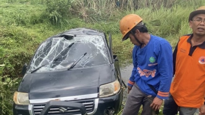 Sebuah Mobil Suzuki APV Berwarna Hitam Yang Mengangkut Empat Penumpang Tiba-Tiba Terbang Akhat Terjangan Angin Memasukkan Beliung. MOBIL TERSEBUT MELYANG SEJAUH SEKITAR 100 METER SEBELUM AKHIRYA TERPEROSOK KE DALAM PARIT.