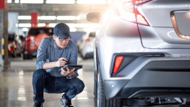 Ilustrasi memperbaiki mobil setelah dipakai mudik