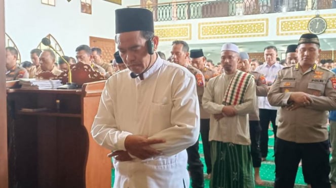 Salat Haib di Masjid Markas Polda Jatim.