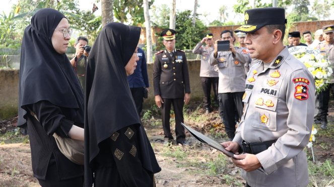 Karo Watpres SSDM Polri Brigjen Budhi Herdi mengantarkan langsung surat KPLB