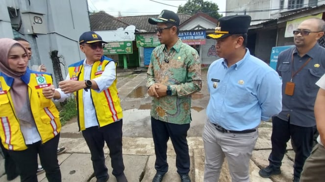 Anggota Komisi v Dpr Ri Sudjatmiko Saat Meninjau Jalan Raya Sawangan, Depok 