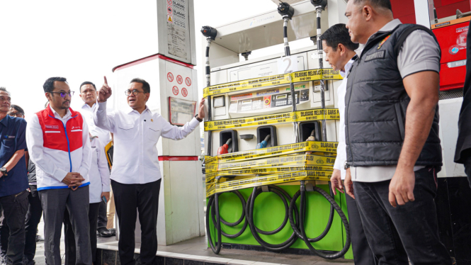 Penyegelan SPBU di Pekansari, Kabupaten Bogor.