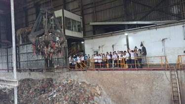 Gubernur Jakarta Pramono Anung, Menko Pangan Zulkifli Hasan, Dan Menko PMK Pratikno Tinjau Fasilitas Pengelolaan Sampah Di Tpst Bantar Gebang 