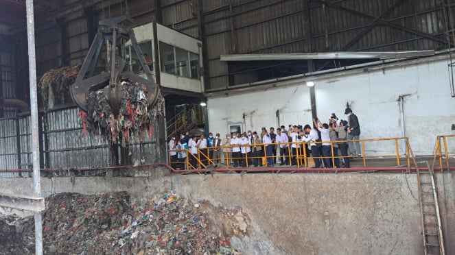 Gubernur Jakarta Pramono Anung, Menko Pangan Zulkifli Hasan, dan Menko PMK Pratikno Tinjau Fasilitas Pengelolaan Sampah di TPST Bantar Gebang 