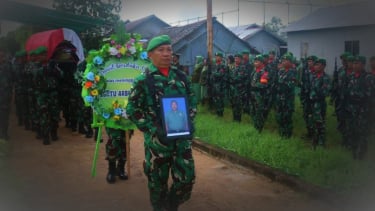 VIVA Militer: Prosesi pemakaman militer Sertu Arbuansyah