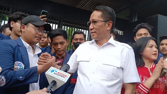 Momen Menteri Hukum (Menkum), Supratman Andi Agtas Menemui Mahasiswa Yang Berdemonstrasi Menolong Ruu Tni Di Depan Gedung Dpr Ri, Jakarta Pusat Rabu, 19 Maret 2025 (Sumber: Istimewa)