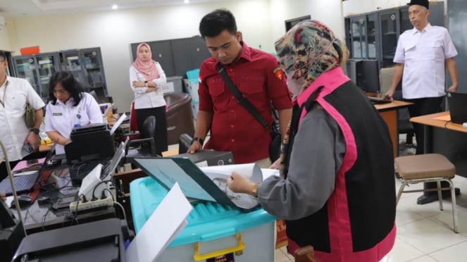 Penyidik ​​Kejati Jatim Menggeledah Kantor Dinas Pendidikan Provinsi Jawa Timur.