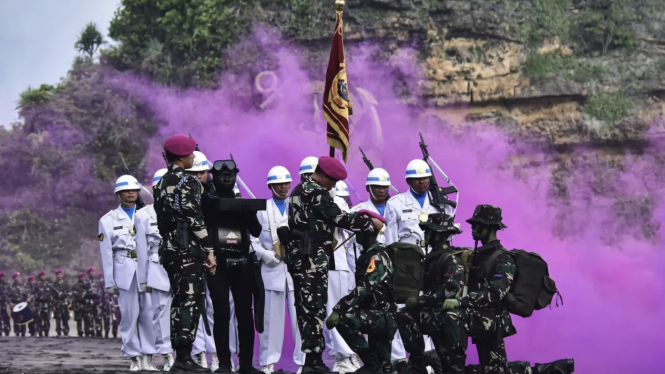 VIVA Militer: Dankormar sematkan Baret Ungu ke prajurit muda Marinir