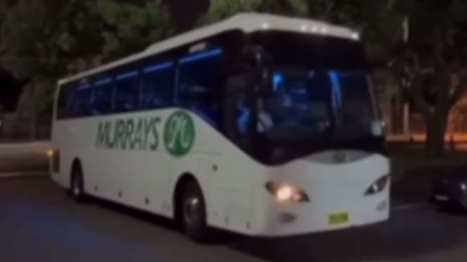 Bus yang disediakan Australia untuk Timnas Indonesia, lampu depan mati sebelah