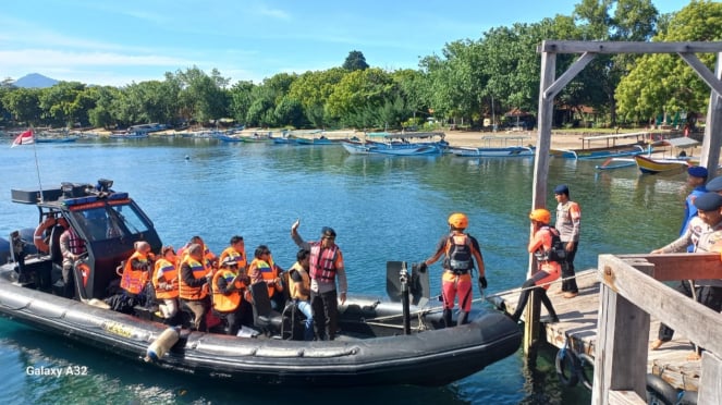 Evakuasi Penumpang KMP Nusa Makmur Yang Kandas Di Perairan Pelabuhan Gilimanuk, Kabupaten Jembrana