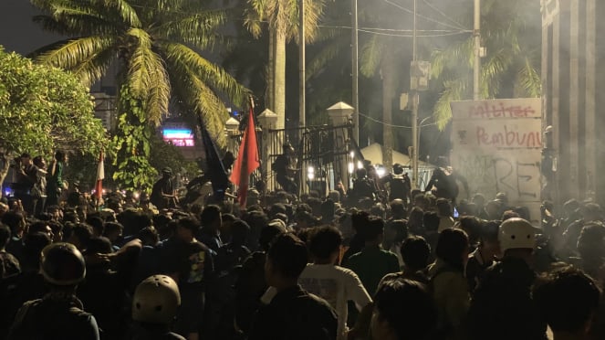 Massa Aksi Yang MenoloK Pengesahan Rancangan Undang-Lundang Tentara Nasional Indonesia (Ruu Tni) Masih Bertahan Di Depan Gerbang Utama Gedung DPR RI, Senayan, Jakarta Pusat, Hingan Kamis (20/3/2025) malam. 