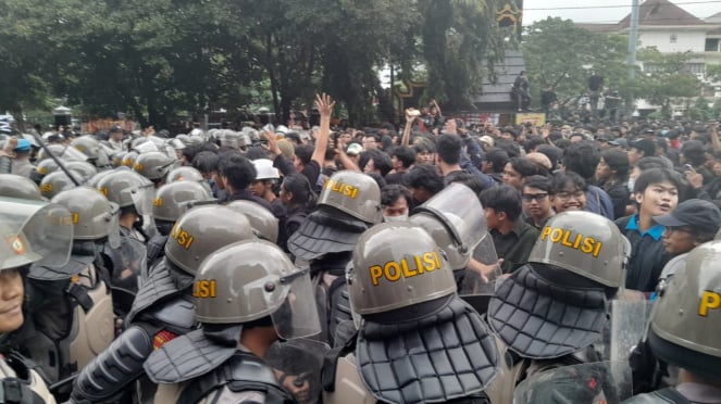 Demo ricuh tolak pengesahan ruu tni depan kantor gubernur jateng di semarang