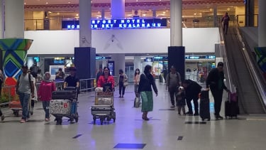 Actividades de pasajeros en el aeropuerto de Kalanamu.