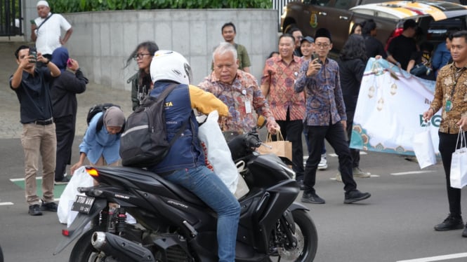 Wujud Kekompakan Kejagung Bareng Wartawan Bagi-Bagi Takjil di Bulan Ramadan