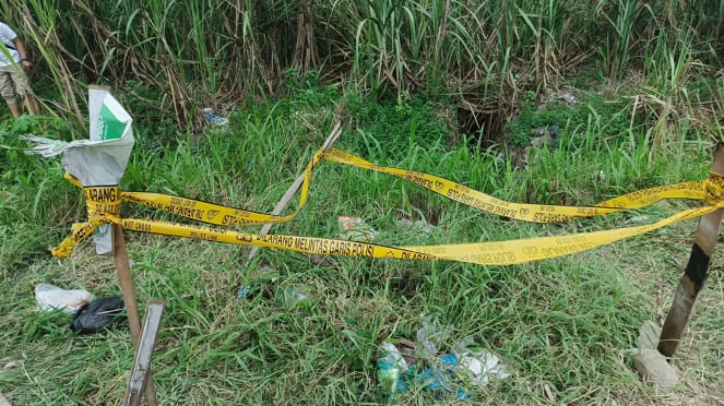 Polisi Memasang Garis Polisi Di Lokasi Penemuan Mayat. (Bsputra/Viva)