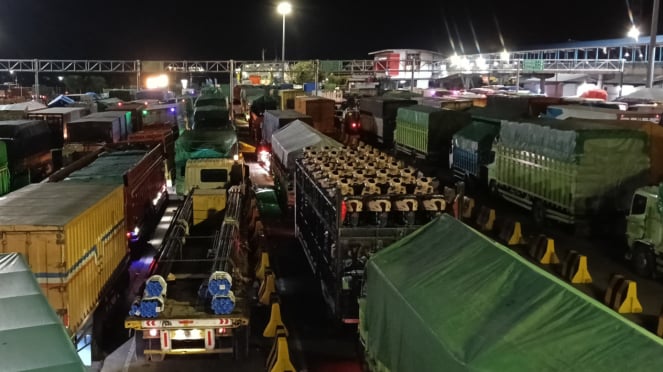 Truk Padati Dermaga VII Pelabuhan Merak, Cilegon, Banten.