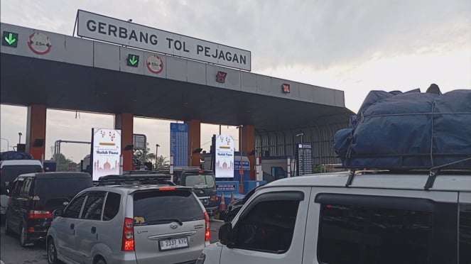 Antrean pemudik di Tol Pejagan