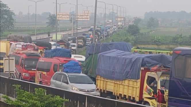 Antrean Panjang di Tol Pejagan, Pemudik Terjebak hingga Satu Jam