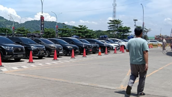 Antrean Mobil Pribadi di Dermaga Eksekutif Merak, Cilegon, Banten.