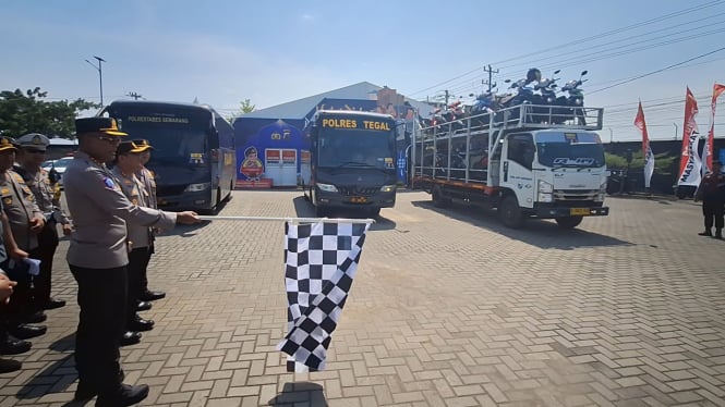 Puluhan Pemudik Motor Diantar Bus dari Brebes ke Semarang, Motor Diangkut Truk