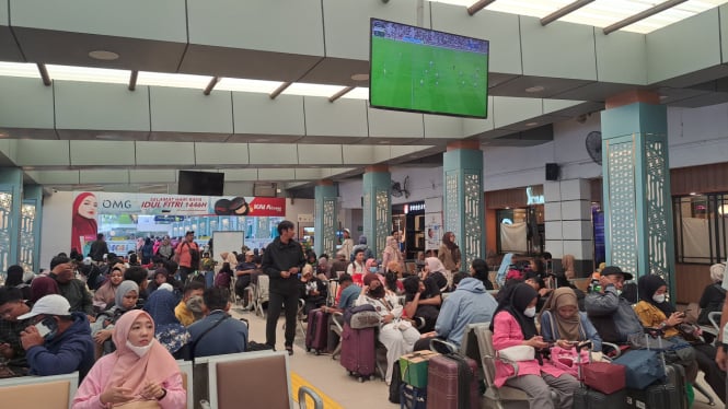 Suasana Stasiun Pasar Senen saat arus mudik.