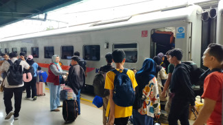 Anggota DPR Usul KAI Sediakan Gerbong untuk Perokok: Saya Yakin Bermanfaat