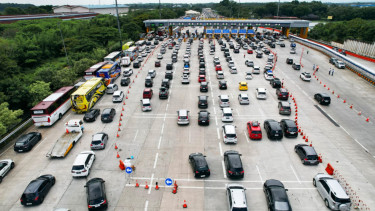 Lalu lintas kendaraan di gerbang tol.
