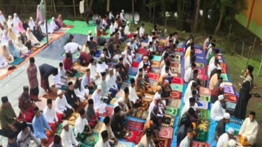 Jemaah pengikut aliran Naqsabandiyah menggelar salat Idul Fitri, di Bima, NTB.