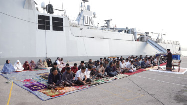 VIVA Militer: Satgas MTF TNI Konga menggelar Solat Idul Fitri di Dermaga Lebanon