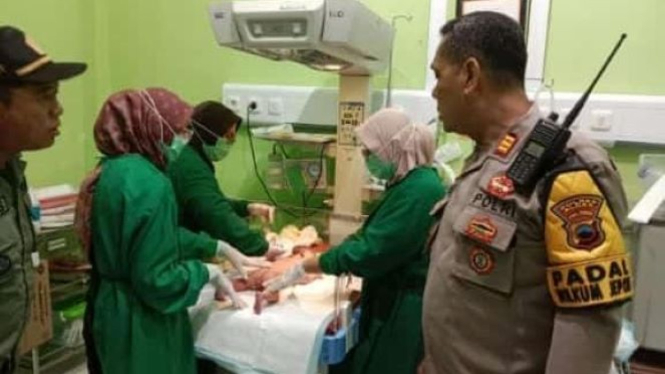 Polisi mengevakuasi bayi ke RSUD Blora, Jawa Tengah