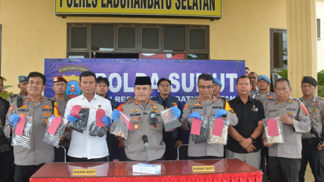 Kapolres Labusel, AKBP Aditya SP Sembiring merilis pengungkapan kasus pembunuhan wanita terkubur di kebun sawit. (dok Polres Labusel)