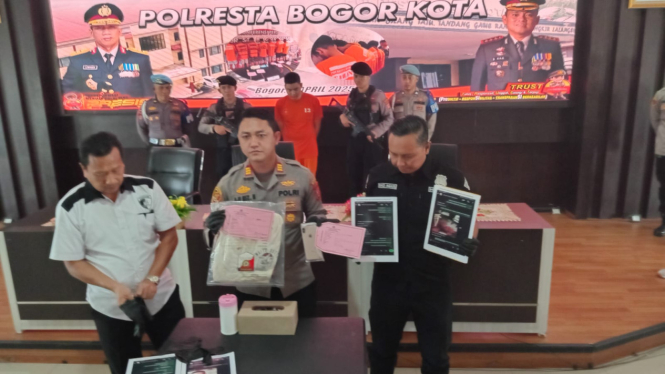 Pemuda berstatus mahasiswa bernama Eki membunuh tantenya.