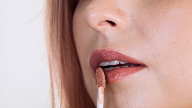 La película de los labios está usando labios crema