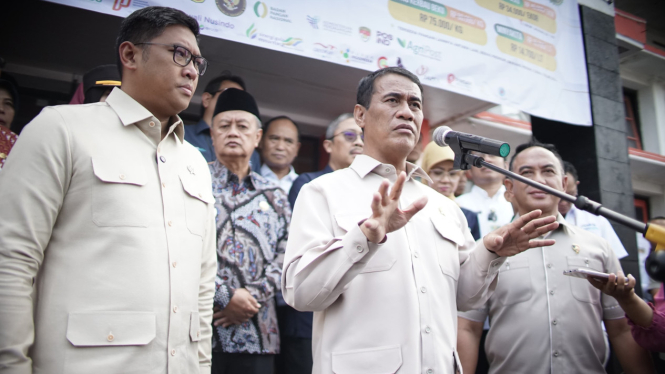 Pemerintah Siap Distribusikan Beras untuk Warga Kurang Mampu Selama Dua Bulan  

Atau:  

Pemerintah Akan Salurkan Beras kepada Masyarakat Tidak Mampu selama 2 Bulan