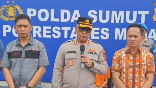 Kapolrestabes Medan, Kombes Pol. Gidion Arif Setyawan saat memberikan keterangan pers kasus perampokan dan pembunuhan taksi online.(B.S.Putra/VIVA)