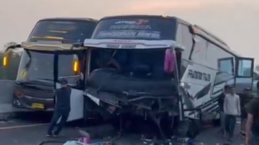 Kondisi bus rombongan bonek yang alami kecelakaan di Tol Pemalang