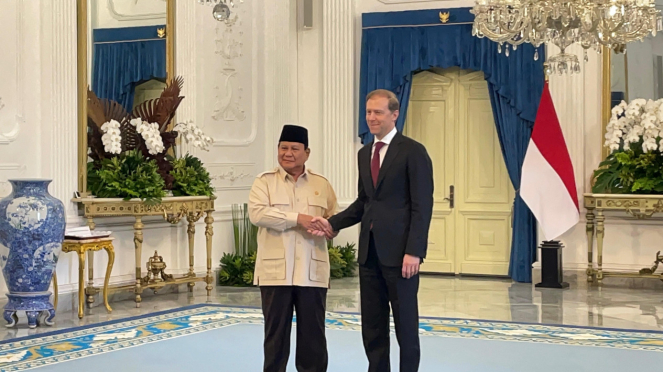 El presidente indonesio, Prabo, Subanto, dio la bienvenida a la llegada del primer representante de la Federación Rusa a la llegada del primer representante del Primer Ministro de la Federación Rusa, dio la bienvenida a la llegada de Dennis Manturov al Palacio Merdeka en el centro de Yakarta.