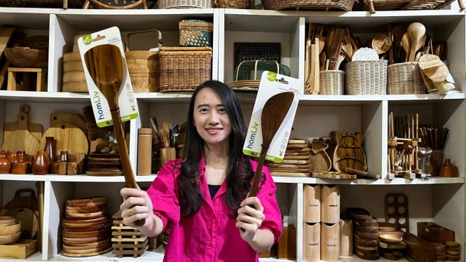Owner homLiv Yudiana Lyn, yang memproduksi peralatan masak bernahan kayu