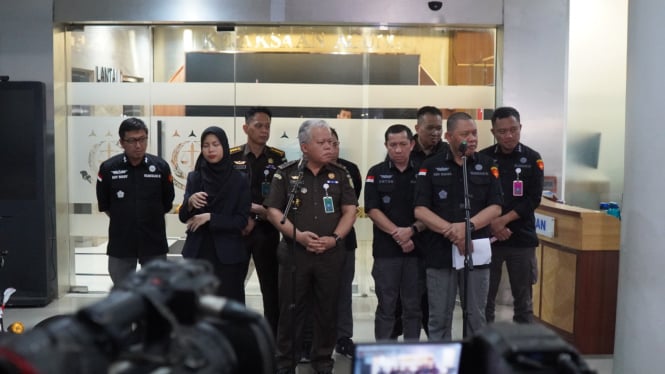 Konferensi pers Kejagung terkait penetapan tersangka kasus suap putusan lepas atau ontslag perkara korupsi crude palm oil atau CPO. 