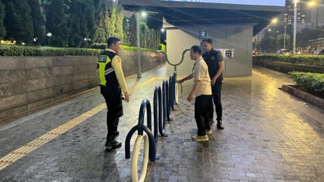 Polisi mengecek TKP pencurian sepeda di Stasiun MRT Setiabudi Astra