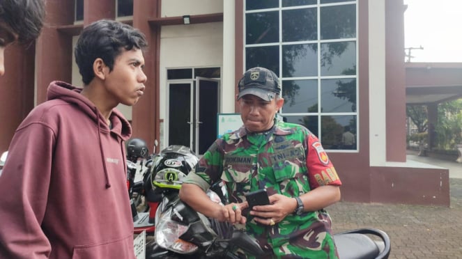 Miembros del ejército indonesio visitaron las negociaciones de los estudiantes en Uin Wallisango Semarang