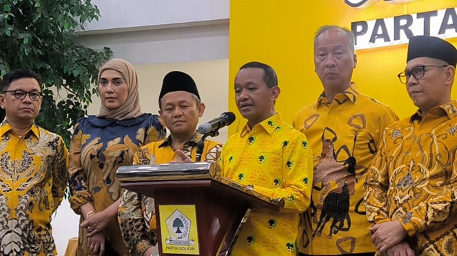Ketua Umum Partai Golkar, Bahlil Lahadalia usai acara halal bihalal di Kantor DPP Partai Golkar, Jakarta Barat, Rabu, 16 April 2025