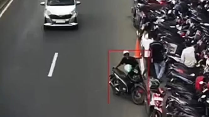 Heboh! Tukang Parkir Ini Kena Tilang ETLE Saat Pindahkan Motor