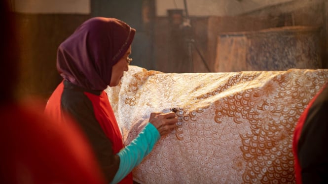 Karyawan Batik Sekar Mulyo memproduksi batik tulis Lasem.