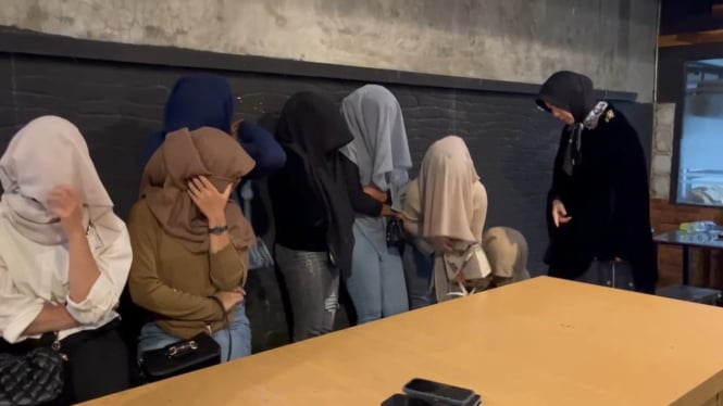 Wali Kota Banda Aceh Illiza merazia cafe yang jadi tempat pesta miras muda-mudi. (ist)