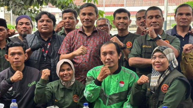 Conociendo al conductor de Edi Purvanto Ozal, miembro del Parlamento Indonesio.