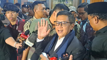 Sekjen PDIP Hasto Kristiyanto usai menjalani sidang pemeriksaan sakai kasua suap PAW DPR RI. Sidang pemeriksaan sakai digelar di Pengadilan Tipikor pada PN Jakpus, Kamis 17 April 2025