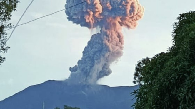 Gunung Marapi meletus