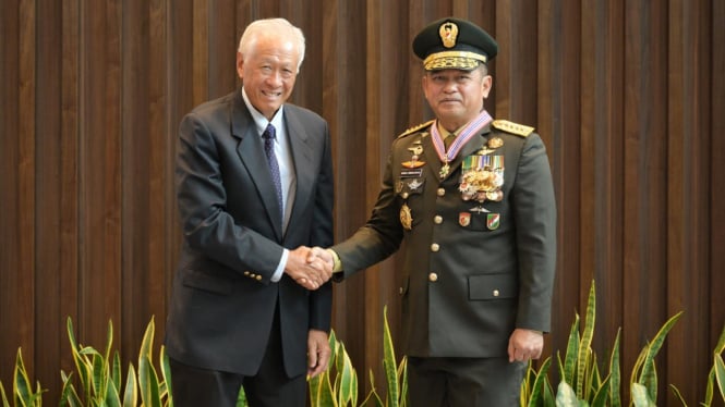 Menhan Singapura Anugerahi Medali kepada KSAD Jenderal Maruli