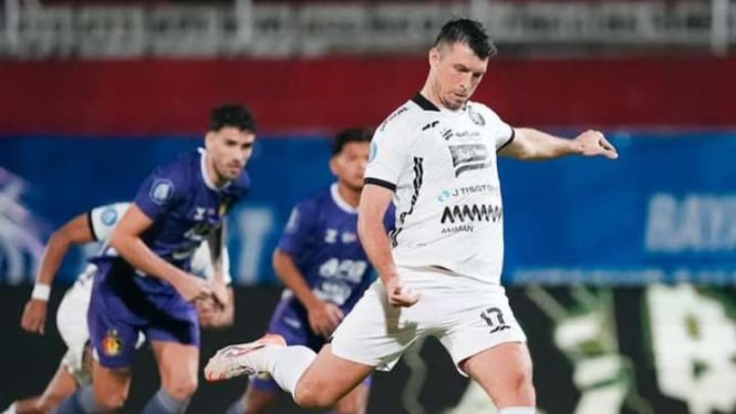 Gol Penalti Kudela Bawa Persija Menang atas Tuan Rumah Persik